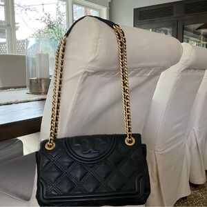Elegant Tory Burch Black Quilted Shoulder Bag